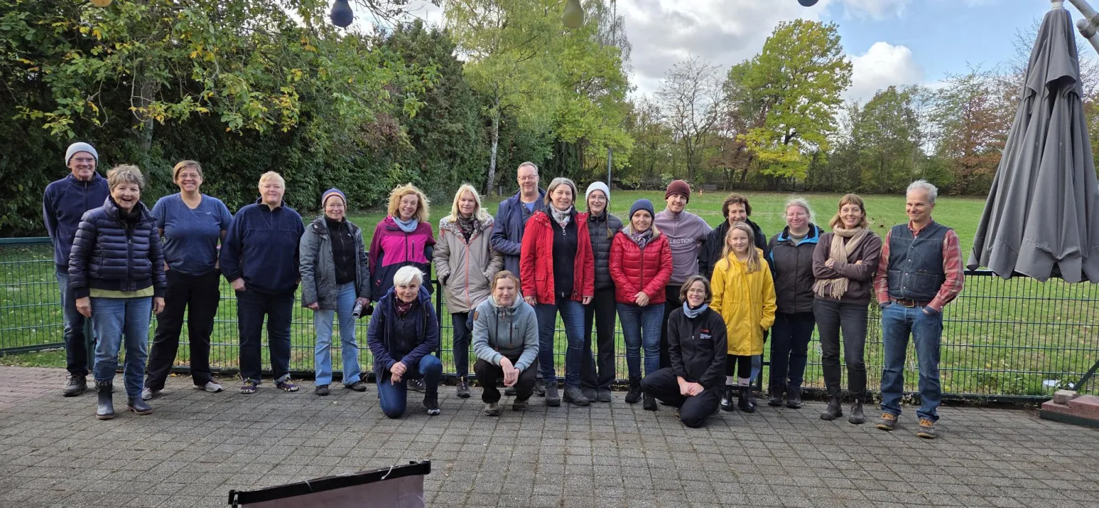 Große Gruppe von Helferinnen und Helfern beim Arbeitseinsatz auf dem Vereinsgelände