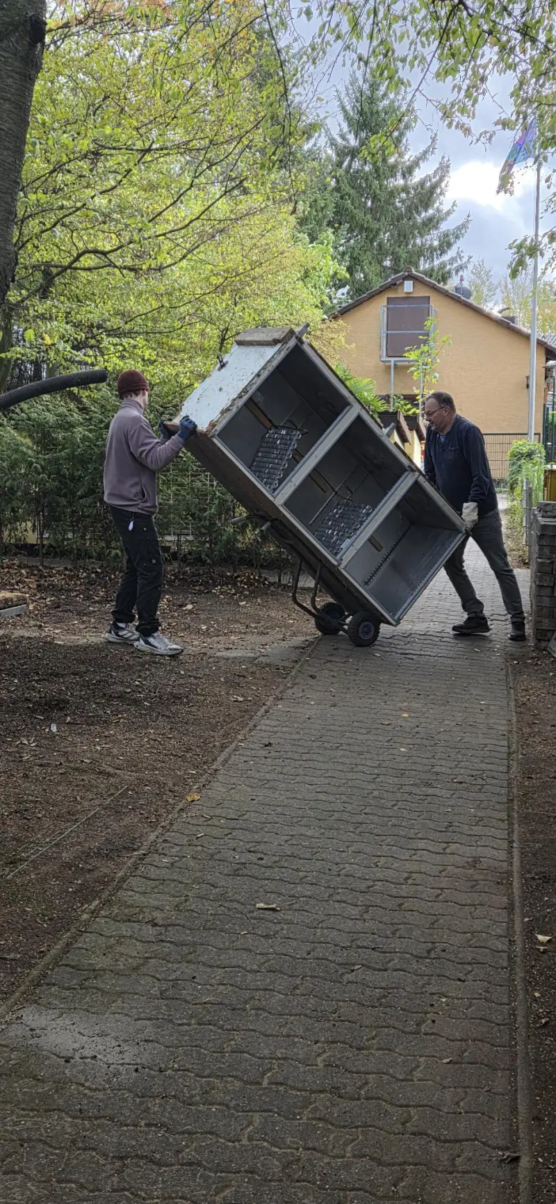 Besen, Schaufeln und Rechen stehen nach dem Einsatz am Zaun bereit