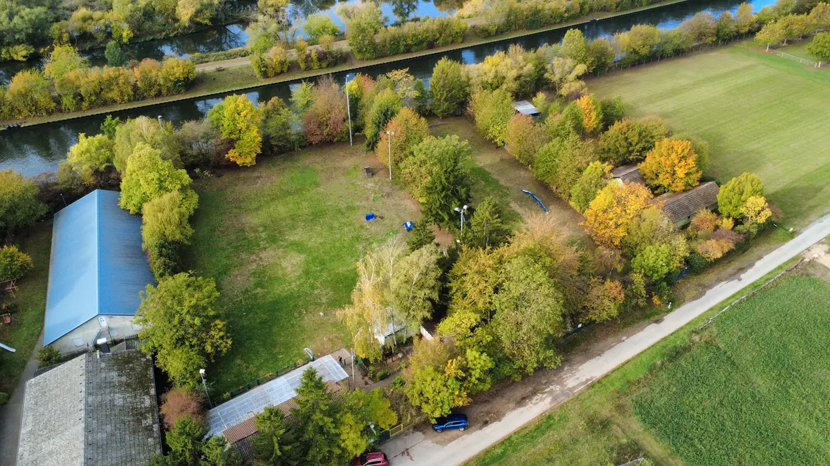 Luftaufnahme unseres Vereinsgeländes mit Trainingsplatz am Wasser